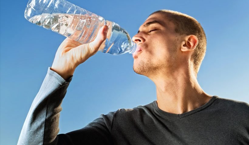 orang sedang minum air